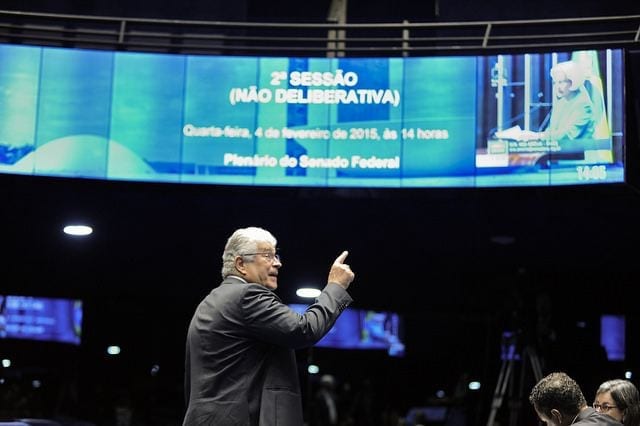 Em discurso, senador Roberto Requião (PMDB-PR). Marcos Oliveira/Agência Senado