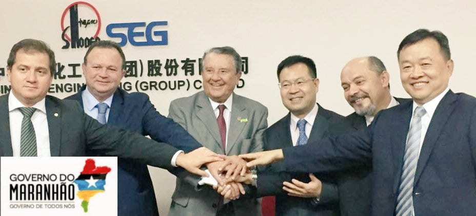 O vice-governador Carlos Brandão (seg. esquerda para direita) em comitiva com representantes da Sinopec na China