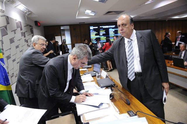 Governador Pezão cumprimenta senadores pela aprovação do projeto que permitirá ao Rio negociar operação de US$ 980 milhões