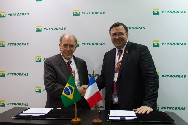 O presidente da Petrobras Pedro Parente e o presidente da Total Patrick Pouyanné assinam memorando de entendimento para consolidação de uma aliança estratégica nos segmentos de Exploração & Produção (E&P) e Gás & Energia (G&E) no Brasil e oportunidades potenciais no exterior - Foto: Flavio Emanuel/Agência Petrobras