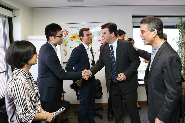 O ministro de Minas e Energia, Fernando Coelho Filho, e o empresário Roberto Viana (primeiro à direita) com representantes da Sinopec - Foto: Saulo Cruz/MME