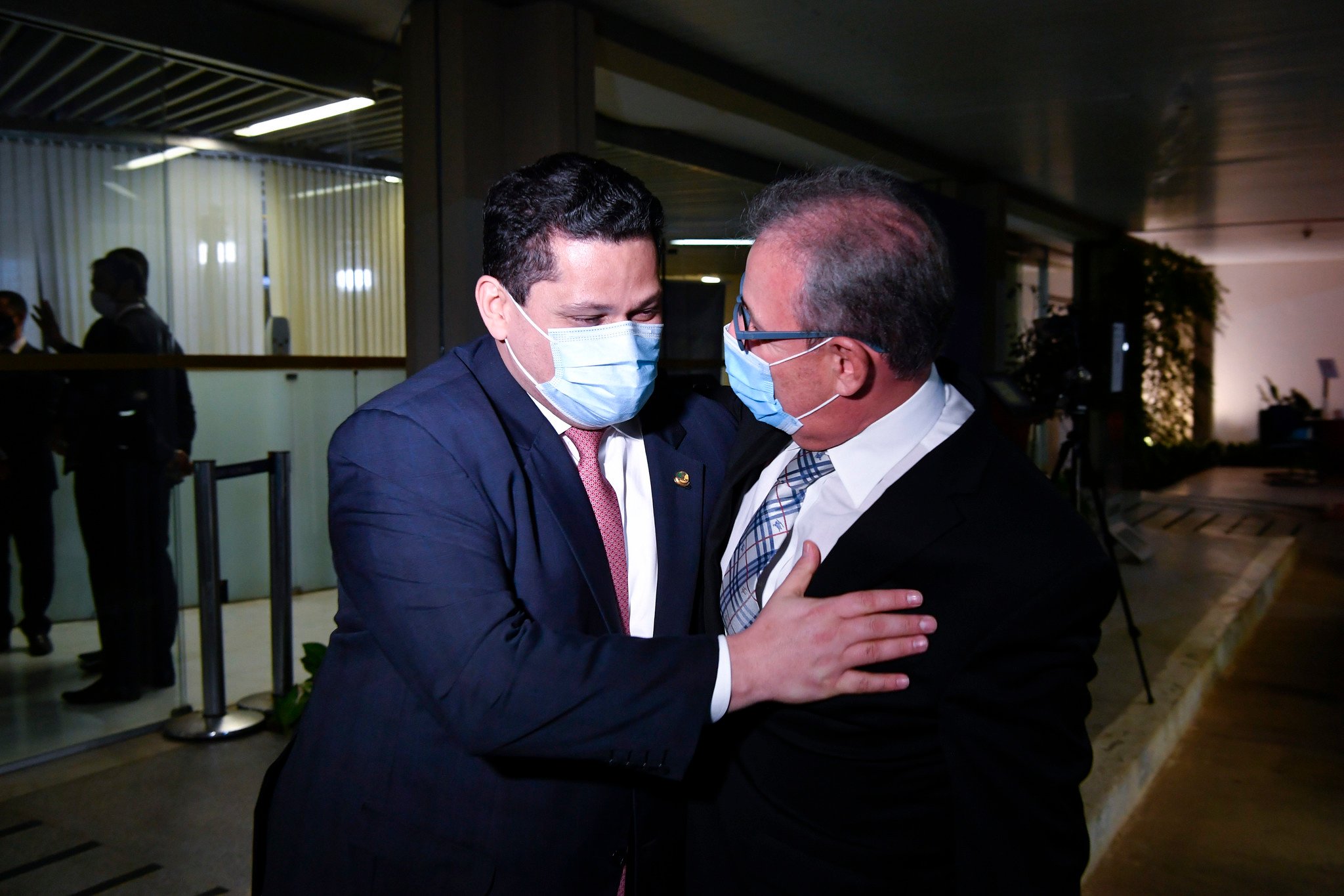 Davi Alcolumbre (DEM-AP) despede-se do ministro de Minas e Energia, Bento Albuquerque. Foto por Leopoldo Silva, Agência Senado